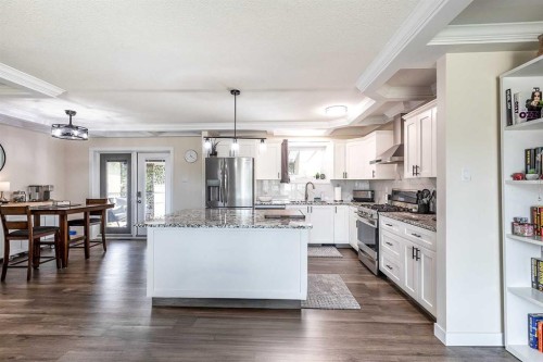 73 Cooper Road Se, Medicine Hat, AB - Indoor Photo Showing Kitchen With Upgraded Kitchen