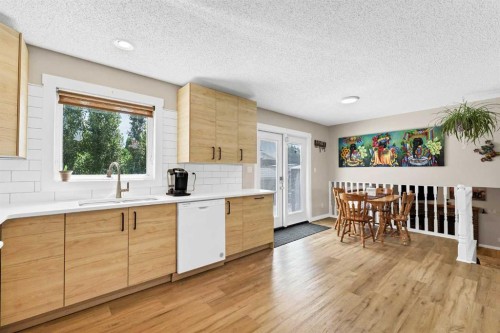 29 Rice Drive Se, Medicine Hat, AB - Indoor Photo Showing Kitchen