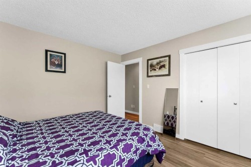 29 Rice Drive Se, Medicine Hat, AB - Indoor Photo Showing Bedroom