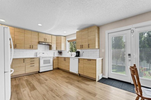 29 Rice Drive Se, Medicine Hat, AB - Indoor Photo Showing Kitchen