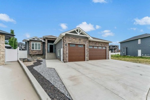 215 Hamptons Crescent SE Medicine Hat, AB T1B 0P4
