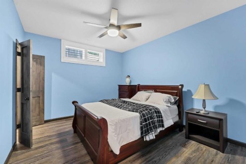 215 Hamptons Crescent Se, Medicine Hat, AB - Indoor Photo Showing Bedroom
