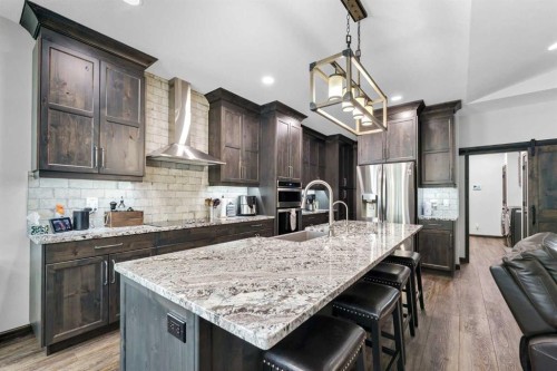 215 Hamptons Crescent Se, Medicine Hat, AB - Indoor Photo Showing Kitchen With Upgraded Kitchen