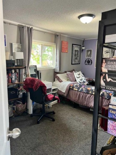 602 7 Street Se, Redcliff, AB - Indoor Photo Showing Bedroom