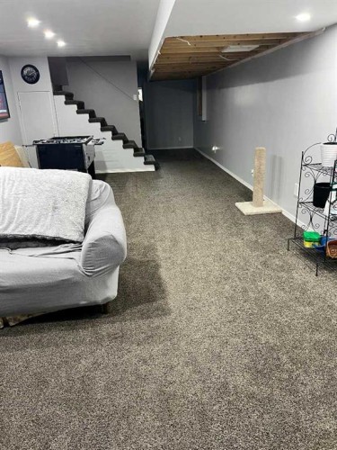 602 7 Street Se, Redcliff, AB - Indoor