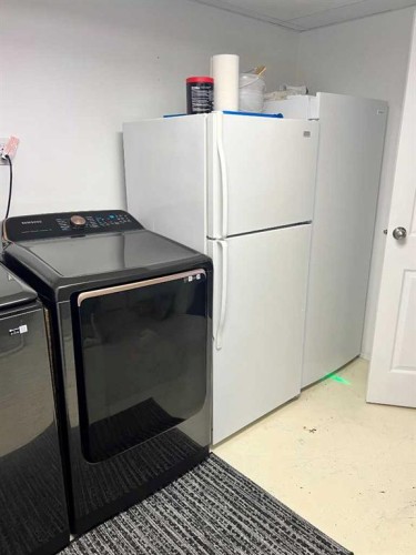602 7 Street Se, Redcliff, AB - Indoor Photo Showing Laundry Room