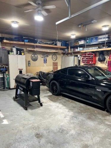 602 7 Street Se, Redcliff, AB - Indoor Photo Showing Garage