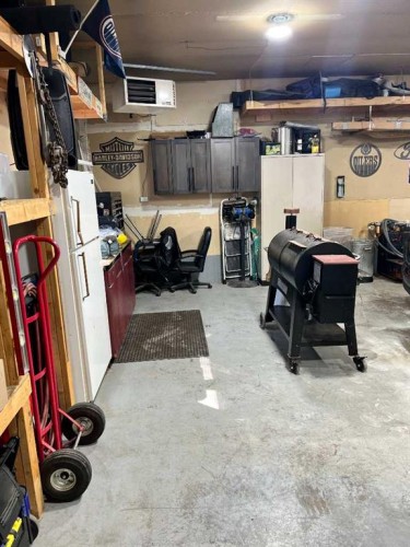 602 7 Street Se, Redcliff, AB - Indoor