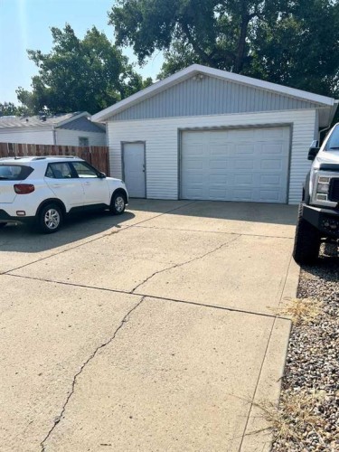 602 7 Street Se, Redcliff, AB - Outdoor