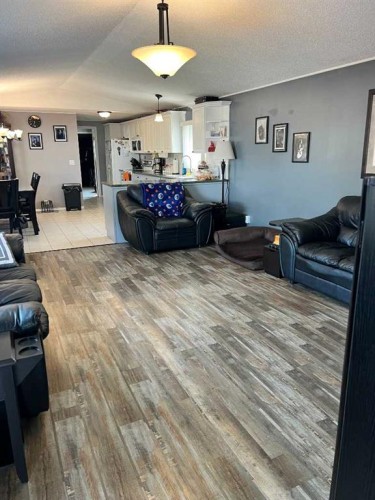 602 7 Street Se, Redcliff, AB - Indoor Photo Showing Other Room