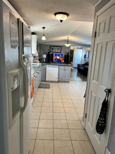 602 7 Street Se, Redcliff, AB - Indoor