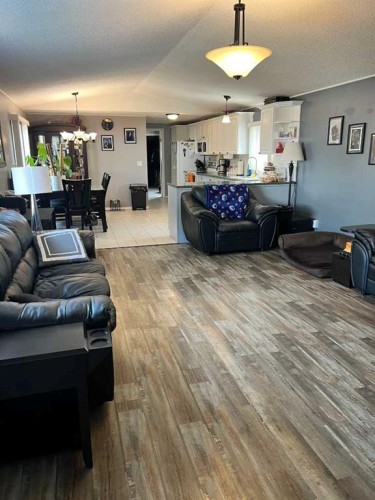602 7 Street Se, Redcliff, AB - Indoor