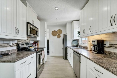 6 5 Street Ne, Redcliff, AB - Indoor Photo Showing Kitchen With Double Sink With Upgraded Kitchen
