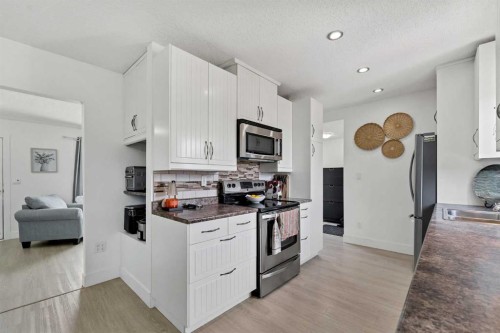 6 5 Street Ne, Redcliff, AB - Indoor Photo Showing Kitchen With Upgraded Kitchen