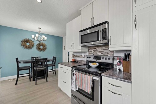 6 5 Street Ne, Redcliff, AB - Indoor Photo Showing Kitchen