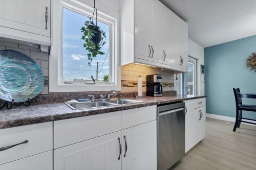 6 5 Street Ne, Redcliff, AB - Indoor Photo Showing Kitchen With Double Sink
