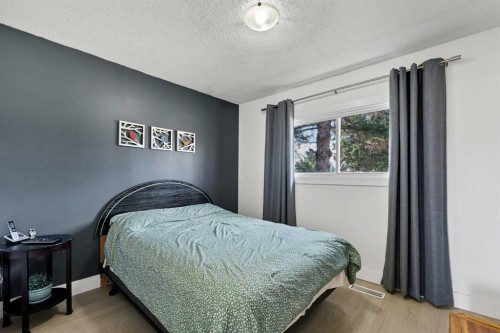 6 5 Street Ne, Redcliff, AB - Indoor Photo Showing Bedroom