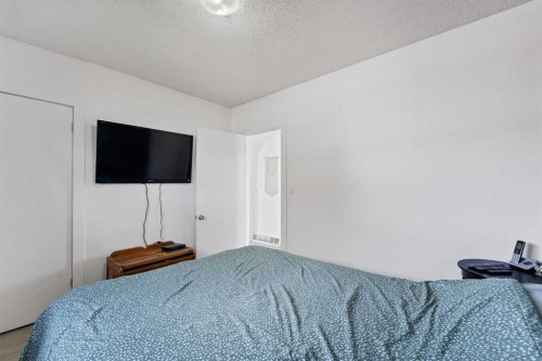 6 5 Street Ne, Redcliff, AB - Indoor Photo Showing Bedroom