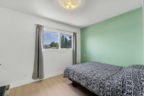 6 5 Street Ne, Redcliff, AB - Indoor Photo Showing Bedroom