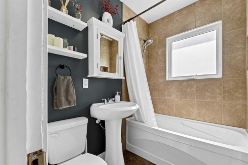 6 5 Street Ne, Redcliff, AB - Indoor Photo Showing Bathroom