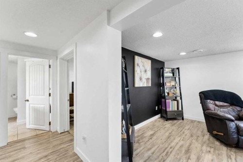 6 5 Street Ne, Redcliff, AB - Indoor Photo Showing Other Room