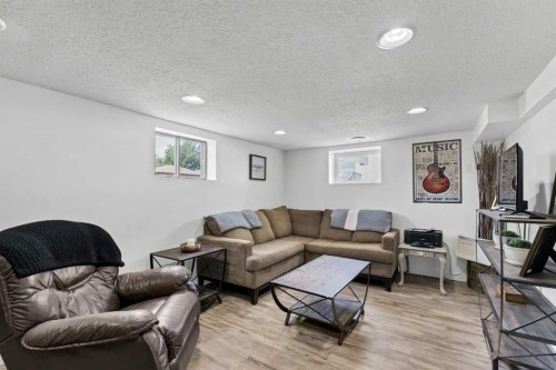 6 5 Street Ne, Redcliff, AB - Indoor Photo Showing Living Room