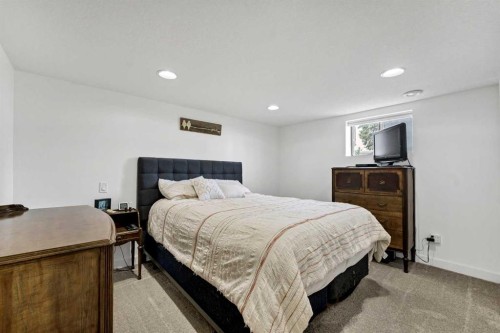 6 5 Street Ne, Redcliff, AB - Indoor Photo Showing Bedroom