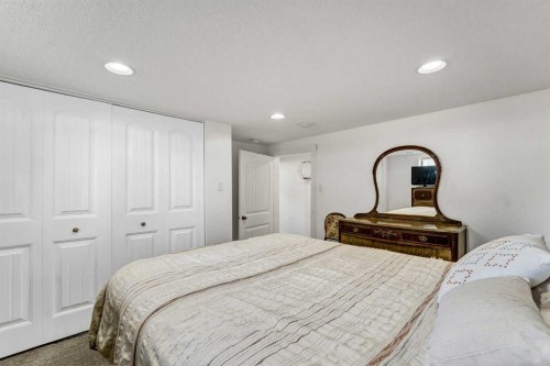 6 5 Street Ne, Redcliff, AB - Indoor Photo Showing Bedroom