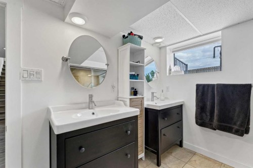 6 5 Street Ne, Redcliff, AB - Indoor Photo Showing Bathroom