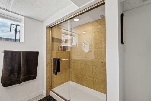 6 5 Street Ne, Redcliff, AB - Indoor Photo Showing Bathroom