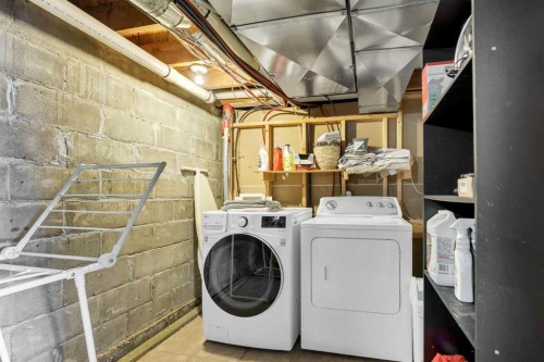 6 5 Street Ne, Redcliff, AB - Indoor Photo Showing Laundry Room