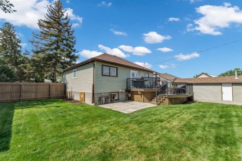 6 5 Street Ne, Redcliff, AB - Outdoor
