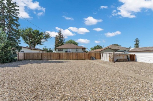6 5 Street Ne, Redcliff, AB - Outdoor