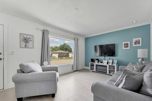 6 5 Street Ne, Redcliff, AB - Indoor Photo Showing Living Room