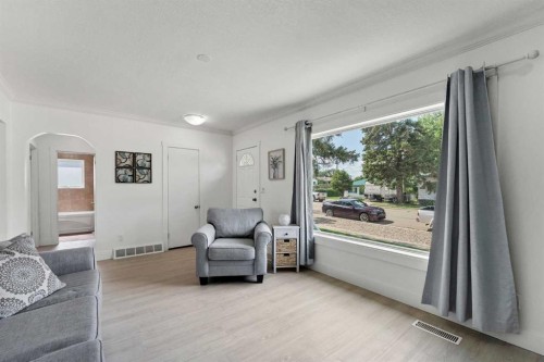 6 5 Street Ne, Redcliff, AB - Indoor Photo Showing Living Room