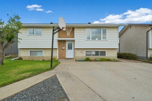 130 Hull Crescent NE Medicine Hat, AB T1C 1E1