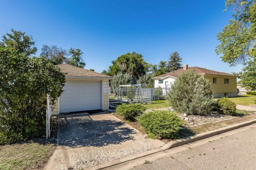 77 9 Street Ne, Medicine Hat, AB 
