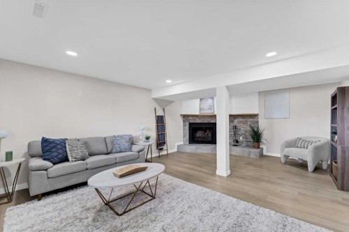 60 Gray Crescent Nw, Medicine Hat, AB 