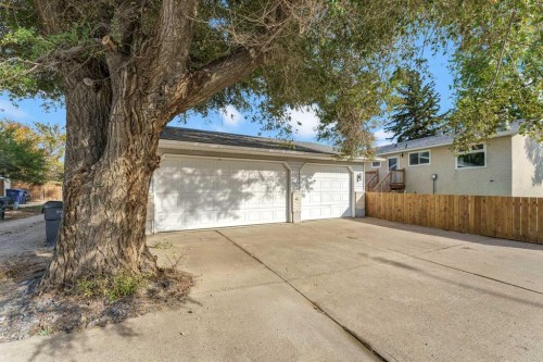 60 Gray Crescent Nw, Medicine Hat, AB 