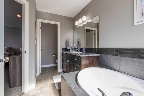 32 Hamptons Crescent Se, Medicine Hat, AB 