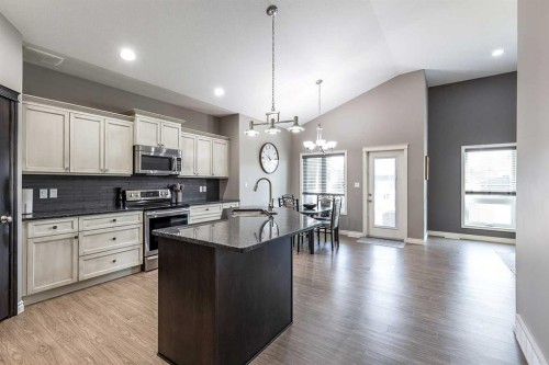 32 Hamptons Crescent Se, Medicine Hat, AB 