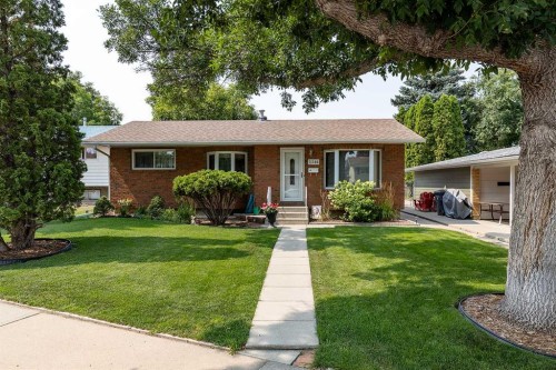 2546 22 Avenue SE Medicine Hat, AB T1B 1B6