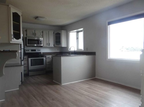 2170 Hawke Crescent NE, Medicine Hat, AB T1C 1J7 3