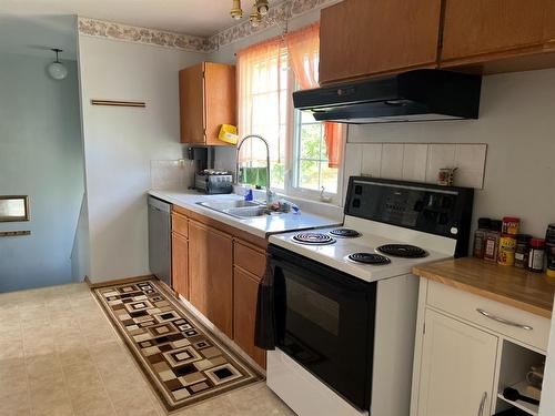 518 6 Avenue, Fox Creek, AB - Indoor Photo Showing Kitchen With Double Sink