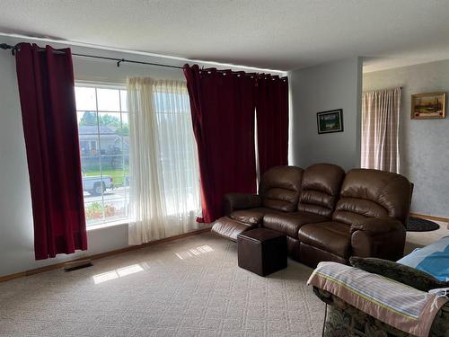 518 6 Avenue, Fox Creek, AB - Indoor Photo Showing Living Room