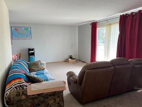 518 6 Avenue, Fox Creek, AB - Indoor Photo Showing Living Room
