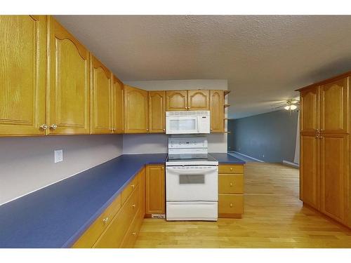 705 8 Street, Fox Creek, AB - Indoor Photo Showing Kitchen