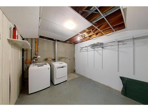 705 8 Street, Fox Creek, AB - Indoor Photo Showing Laundry Room