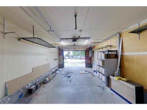 705 8 Street, Fox Creek, AB - Indoor Photo Showing Garage