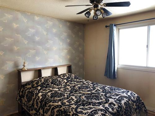 117 Poboktan Road, Hinton, AB - Indoor Photo Showing Bedroom